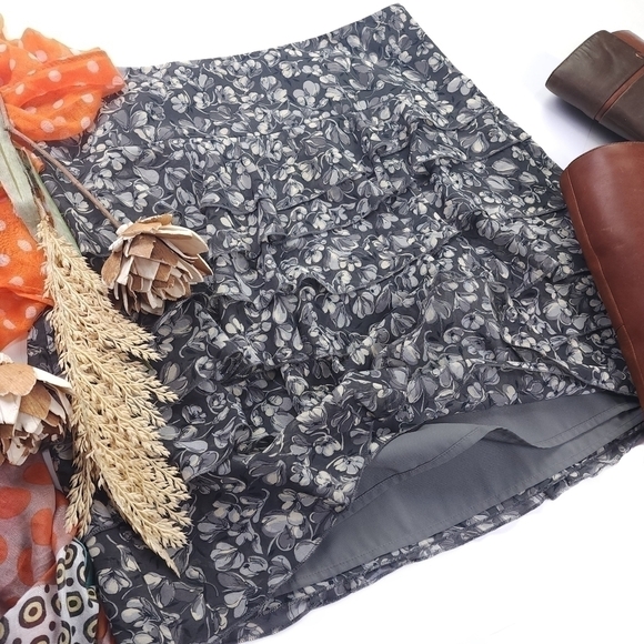 Loft Ruffled Floral Layered Gray Skirt Sz 4 - Picture 4 of 13